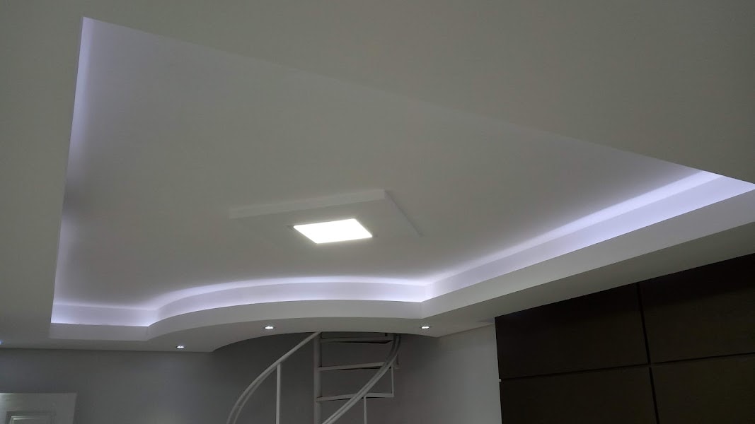 Sanca com LED e Painel — Escada